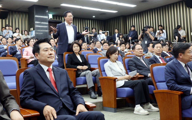 의총서 막힌 전면 재선거론... “장동혁 사퇴” 요구 쏟아졌다