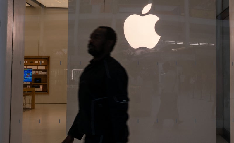 ‘공급망 달인’ <b>애플</b>마저 메모리 수급난에 백기...가격 줄인상