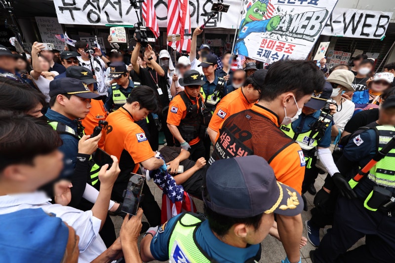 <b>잠실 개표소</b>, 국조 방문 앞두고... 시위대 “프락치” “빨갱이” <b>충돌</b>