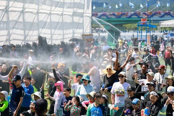 더위 탈출하고 싶을 땐 ‘흠뻑 축제’