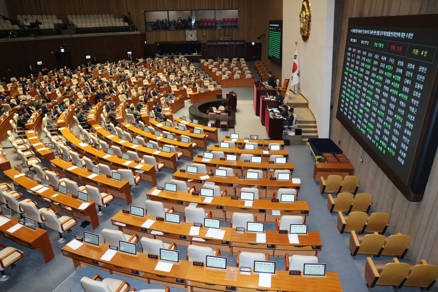 지난해 12월 24일 서울 여의도 국회에서 정보통신망법 개정안이 재적 298인,재석 177인,찬성170인,반대3인,기권4인으로 가결된 모습.이날 국민의힘 의원들은 법안에 반대하며 표결을 보이콧했다./뉴스