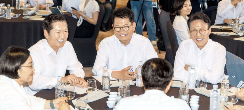與 당권 주자 한자리에… 만나선 웃음꽃, 나가선 신경전
