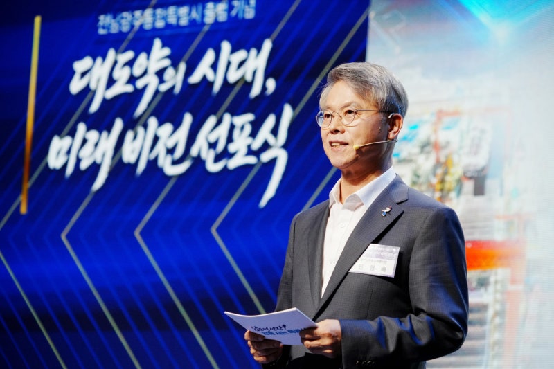 민형배 전남<b>광주</b>시장 “<b>광주 군공항</b>은 반도체 공장 최적지”
