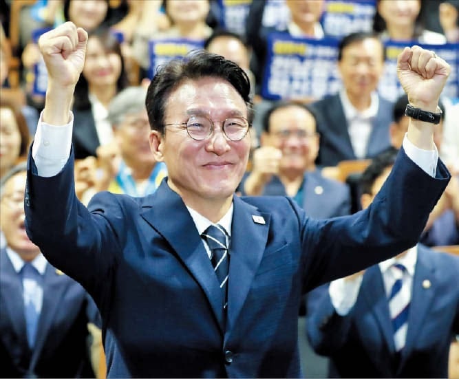 김민석, 정청래 때리며 출마 선언… 친청 “남탓 선언”