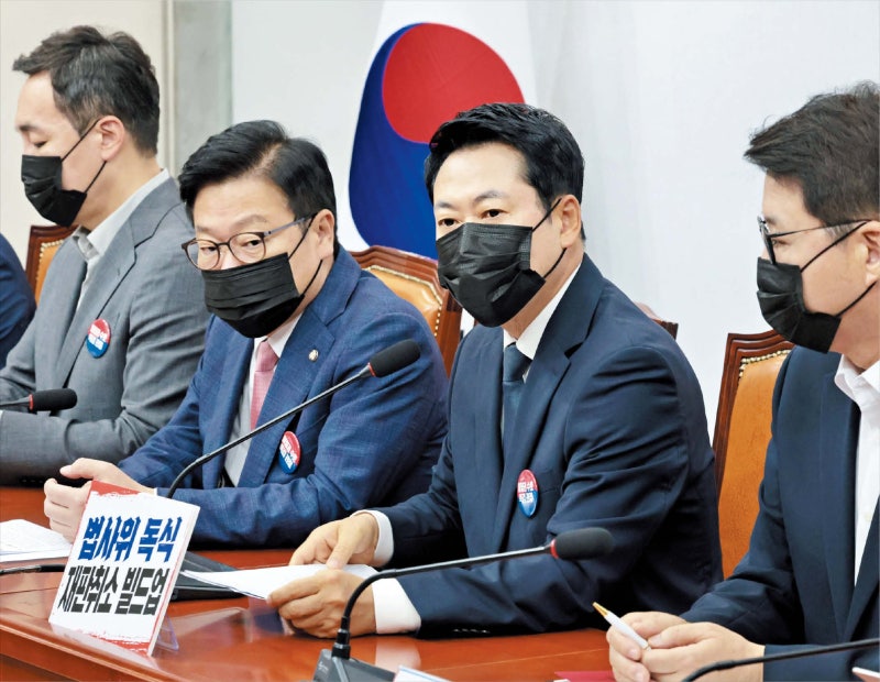 “다른 의견 냈다고 입틀어 막는 나라… 이게 민주주의냐”