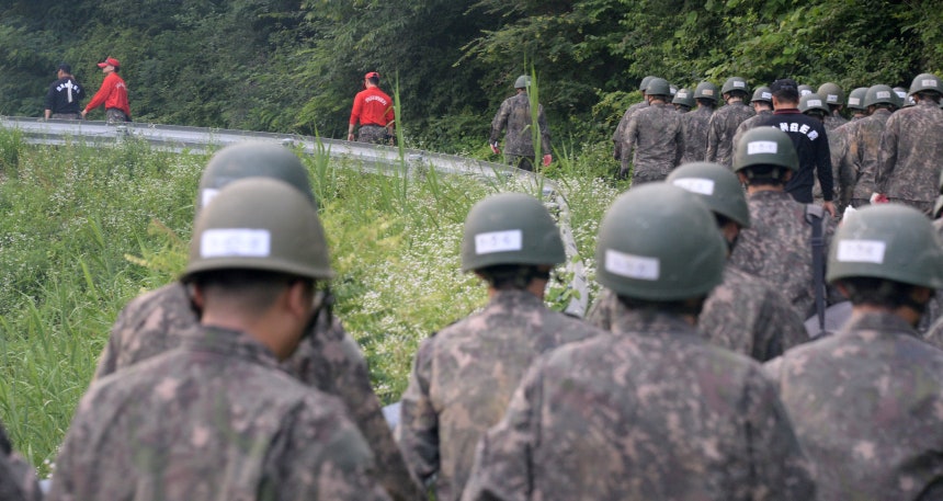 유격훈련을 받기 위해 이동하는 장병들. 사진은 기사 내용과 무관. /뉴시스
