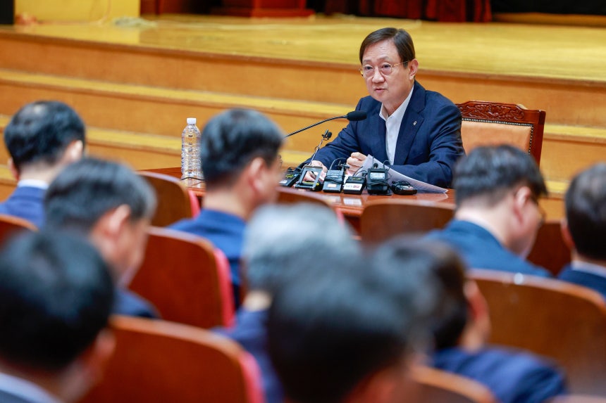 이찬진 금융감독원장이 지난달 22일 서울 여의도 금감원에서 열린 기자간담회에 참석해 모두 발언을 하고 있다. /뉴스1