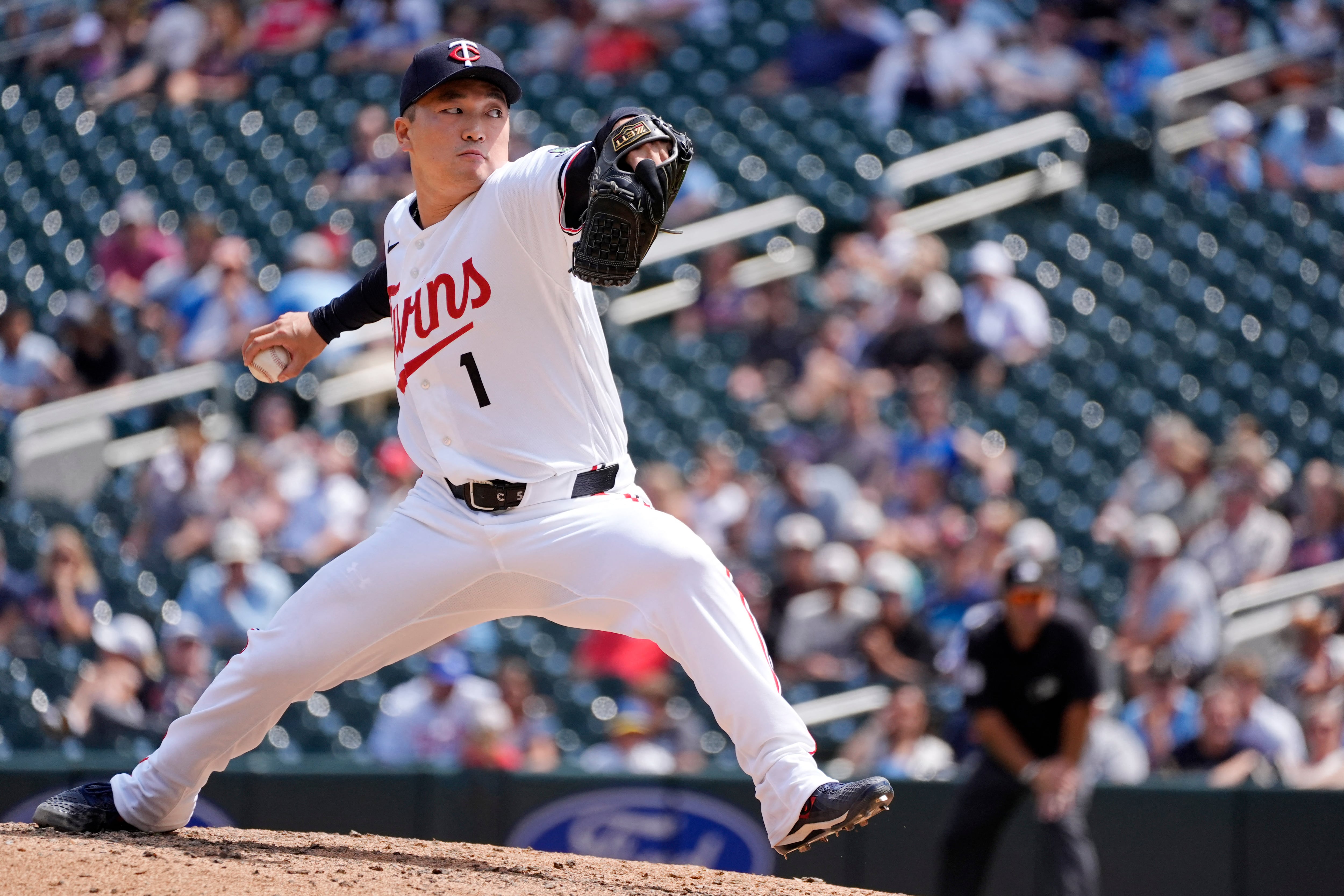 ‘30번째 한국인 빅리거’ <b>고우석 MLB 데뷔</b>... 1이닝 1실점