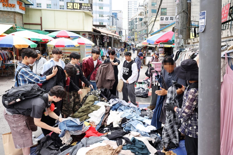 구제 의류·구형 카메라 찾아… ‘복고 열풍’에 활기 띠는 전통시장