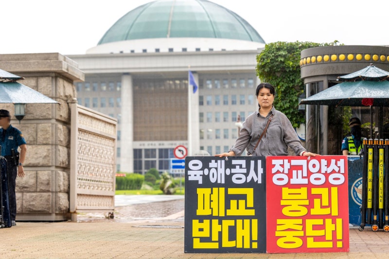 연평해전 故한상국 상사 부인 “정치권, 軍을 소모품처럼 생각”