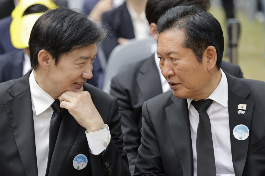 정청래(오른쪽) 더불어민주당 전 대표와 조국 조국혁신당 전 대표가 지난 5월 23일 경남 김해시 봉하마을에서 열린 노무현 전 대통령 서거 17주기 추도식에 참석해 이야기를 나누는 모습. /뉴시스