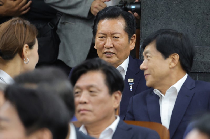 버티던 <b>정청래</b>, 선호투표 수용… 친명 “동정표 노리고 선회”
