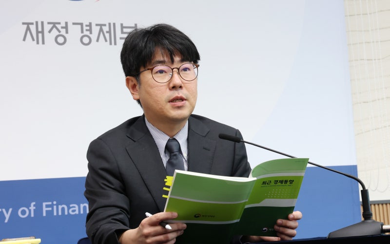 <b>정부</b> “<b>경기</b>회복 흐름 공고… 고물가·고용 둔화는 지속”
