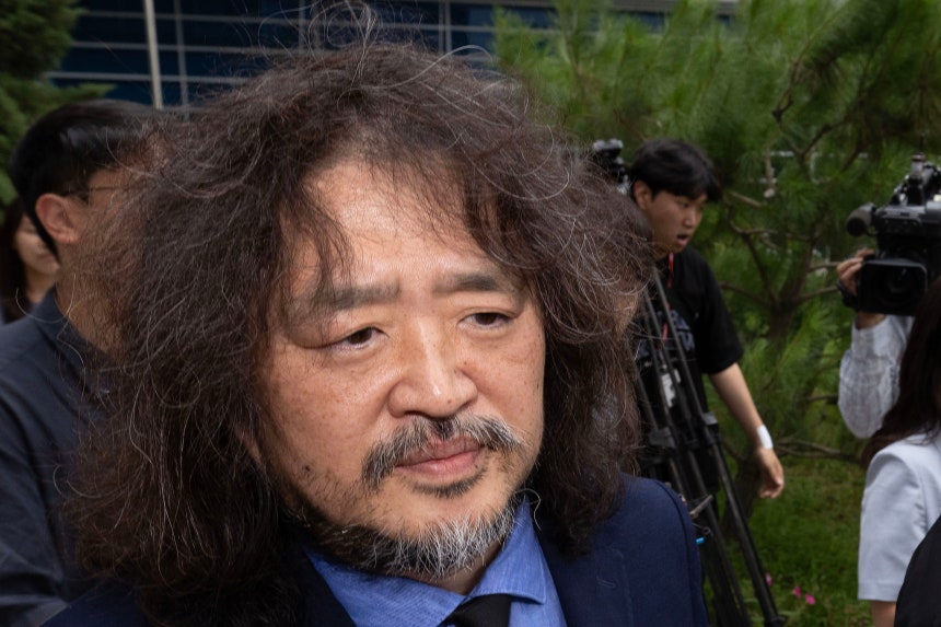방송인 김어준이 14일 오후 서울 도봉구 서울북부지방법원에서 열린 이동재 전 채널A 기자 명예훼손 혐의 1심 선고 공판에서 벌금 2000만원을 선고받은 뒤 법원을 나서고 있다. /뉴스1