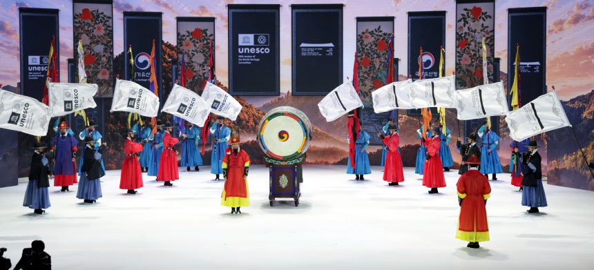 19일 부산에서 열린 제48차 유네스코 세계유산위원회 개회식에서 특별공연이 펼쳐지고 있다./뉴시스