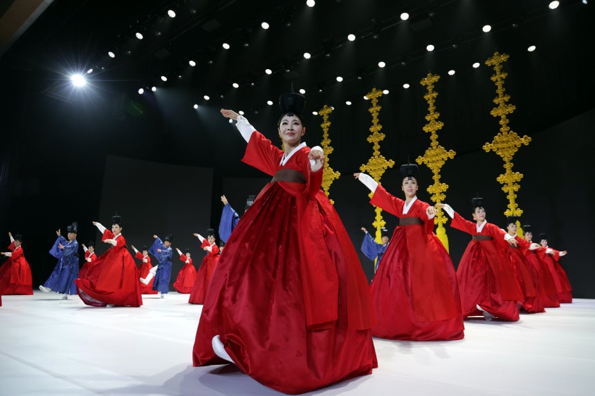 19일 부산에서 열린 제48차 유네스코 세계유산위원회 개회식에서 특별 공연이 펼쳐지고 있다./청와대사진기자단