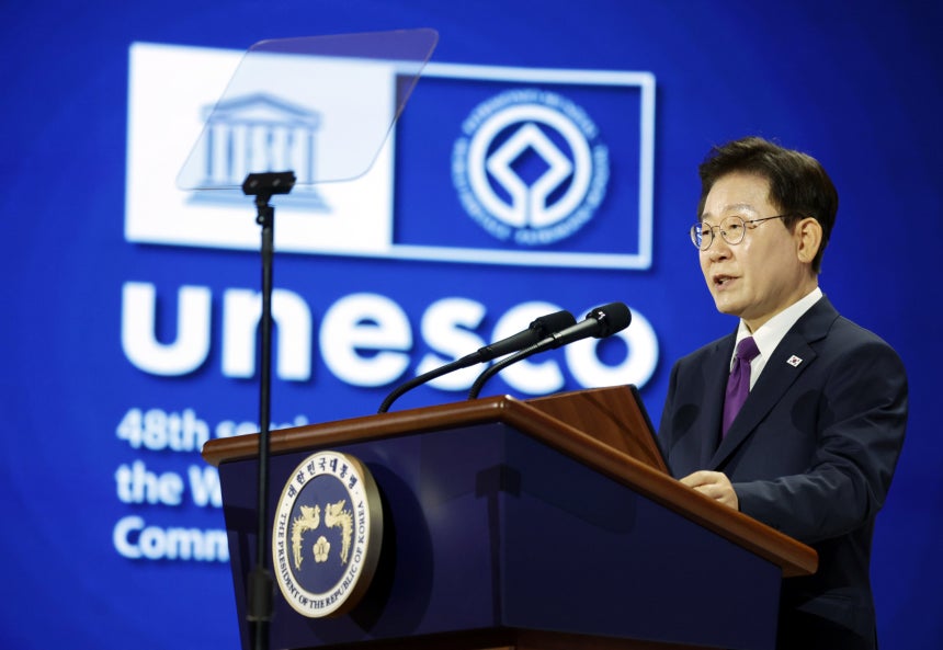 이재명 대통령이 19일 부산에서 열린 제48차 유네스코 세계유산위원회 개회식에서 축사를 하고 있다./청와대사진기자단