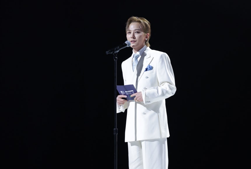 위원회 공식 홍보대사인 지드래곤이 특별 공연 중간 무대에 올라 발언하고 있다./청와대사진기자단