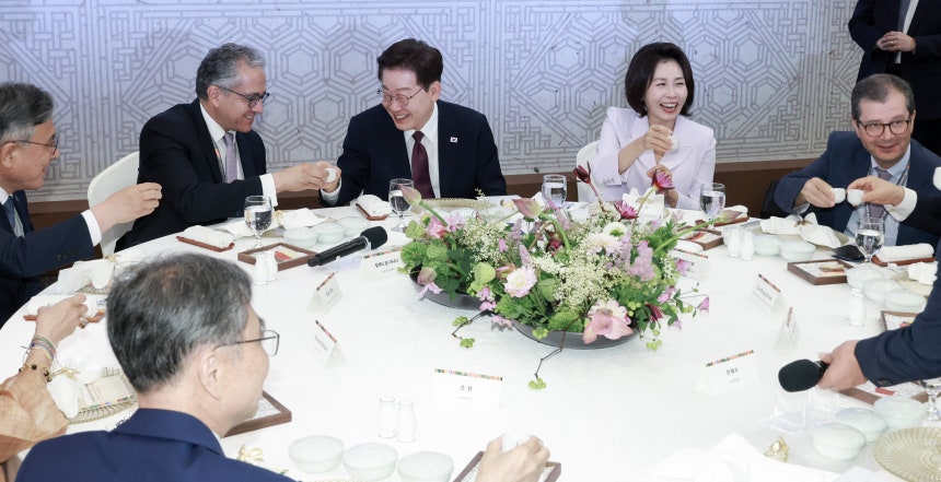 이재명 대통령과 김혜경 여사가 19일 부산 벡스코에서 열린 제48차 유네스코 세계유산위원회 만찬에서 칼레드 엘에나니 유네스코 사무총장을 비롯한 참석자들과 건배를 하고 있다./청와대사진기자단