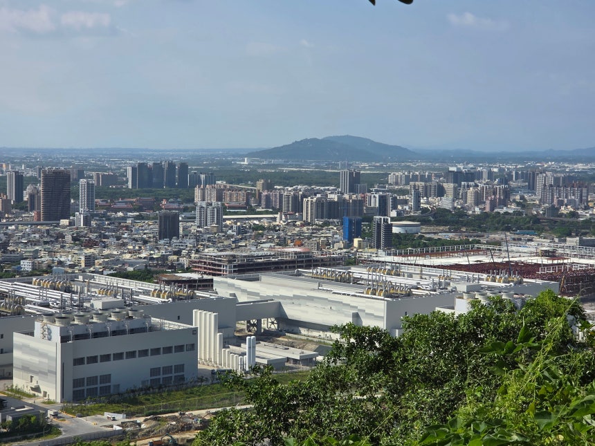 지난 9일 대만 가오슝 난쯔산업단지에 건설 중인 TSMC의 팹22 공사 현장.왼쪽부터 오른쪽 순으로 차례로 공사가 진행 중이다.공장 주변으로는 시가지가 펼쳐져 있다.통상 도시 외곽에 들어서는 첨단 팹이 기존 생