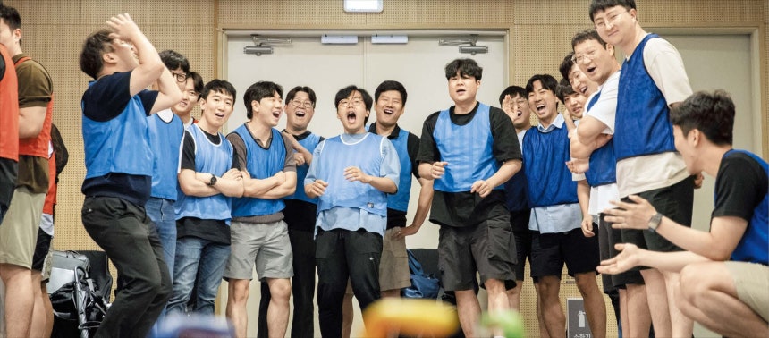 현대로템현대로템의 ‘세대공감 프로젝트’에 참여한 임직원들이 팀을 이뤄 ‘컬링 미니 게임’을 하고 있다. 최근 젊은 사원 수가 크게 증가한 현대로템은 매년 40~60대 임직원과 20~30대 직원들을 한데 모아 서로의