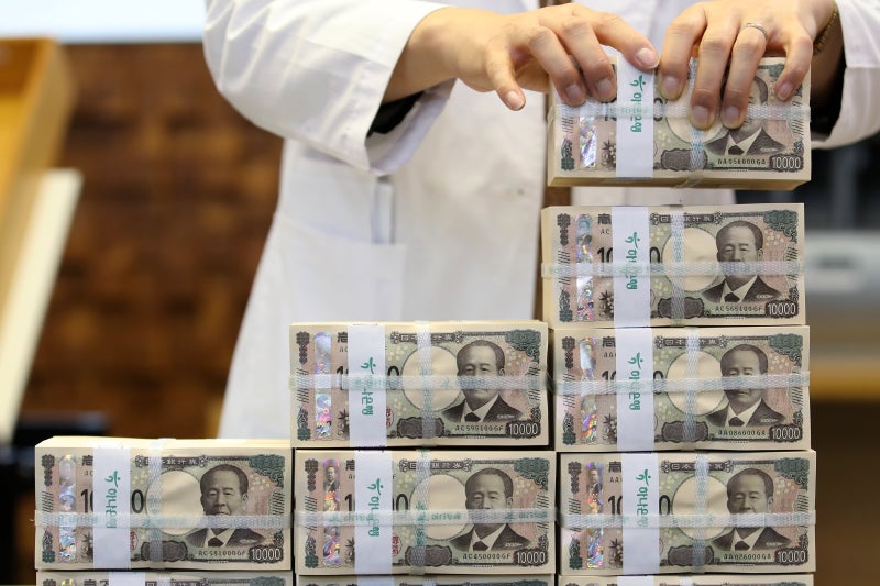 엔화 대비 원화 환율 100엔당 800원대로… 1년 8개월 만에 최저