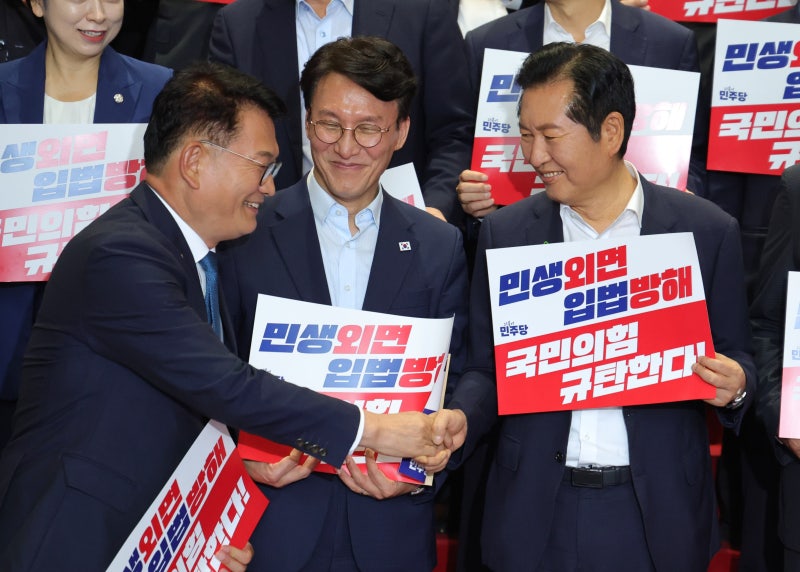 與 당대표 후보들 여론조사 신경전