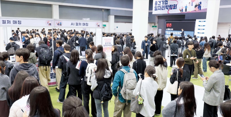 AI에 일자리 뺏겼다, IT·전문직 청년 취업자 17% 줄어