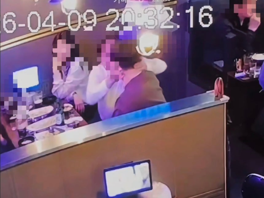 국내 한 체육단체 협회장이 회식 자리에서 신입 직원들을 성추행하는 모습. /독자 제공