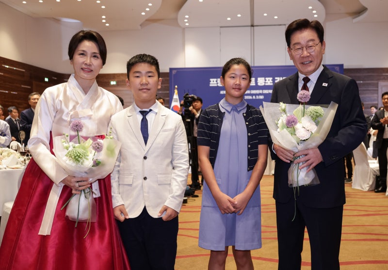 “급유하고 그냥 가기 뭐해서...” 李 독일 간담회장 빵 터졌다
