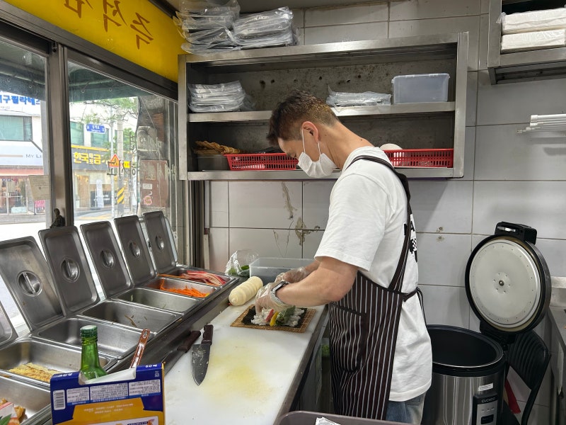 해외선 유행인데… 국내선 사라지는 김밥집