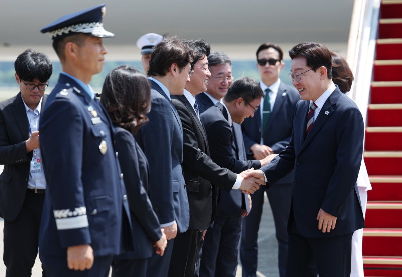 李 귀국하자마자 7시간 넘게 ‘부동산·증시’ 비공개 회의