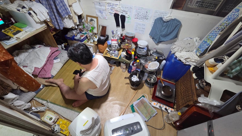 “선풍기서 뜨거운 바람”… 쪽방촌 어르신들, 밖으로 폭염 피난