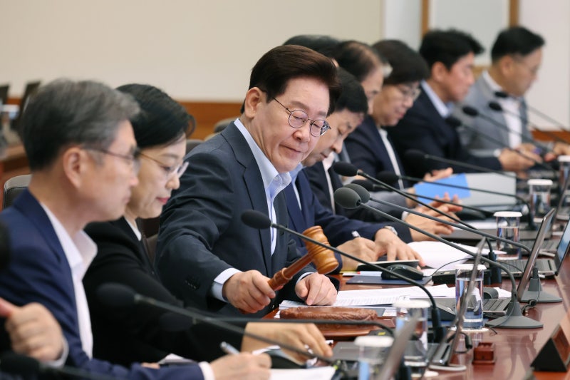 국민 60% 반대에도… 전대 앞둔 與 속전속결 처리, 李는 곧바로 의결