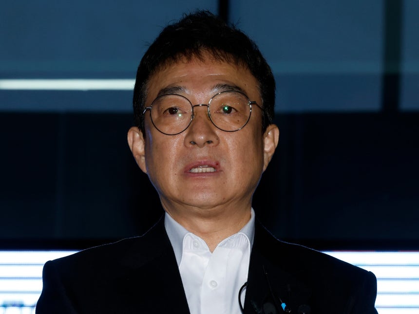 음주운전을 시인한 배우 이재룡이 서울 강남경찰서 교통조사계에서 피의자 신분으로 조사를 받고 나와 입장을 표명하고 있다./뉴스1