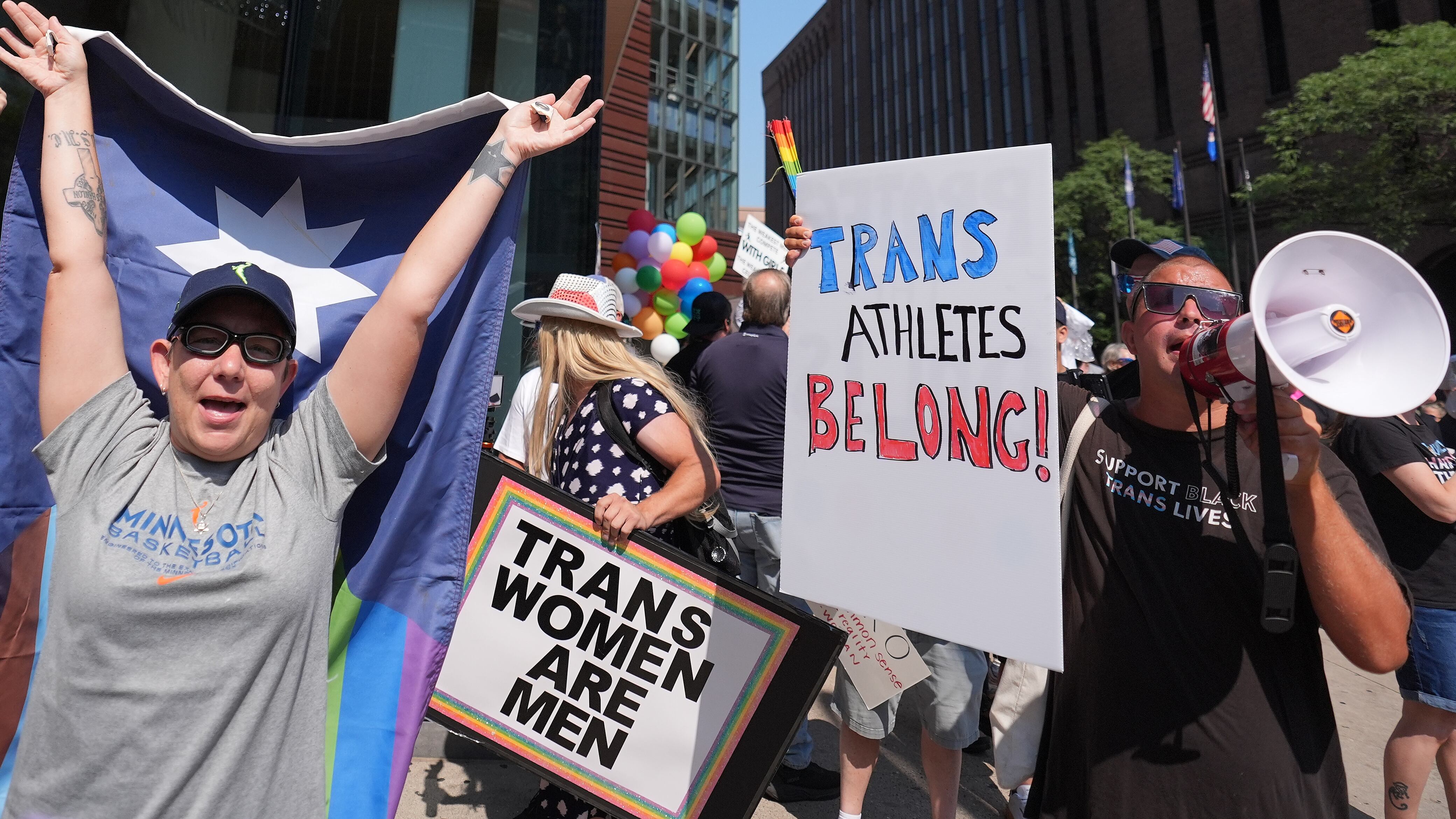 WNBA 갈라놓은 트랜스젠더 논쟁