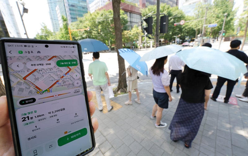 “길 건너야 덜 더워요” 그늘앱 쓰고, 100m 초단거리 배달 시키고