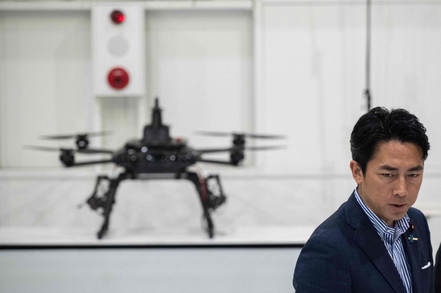 지난 5월 일본 나고야에 위치한 프로드론(Prodrone) 연구 시설에서 고이즈미 신지로 일본 방위상이 드론을 살펴보고 있다./AFP 연합뉴스
