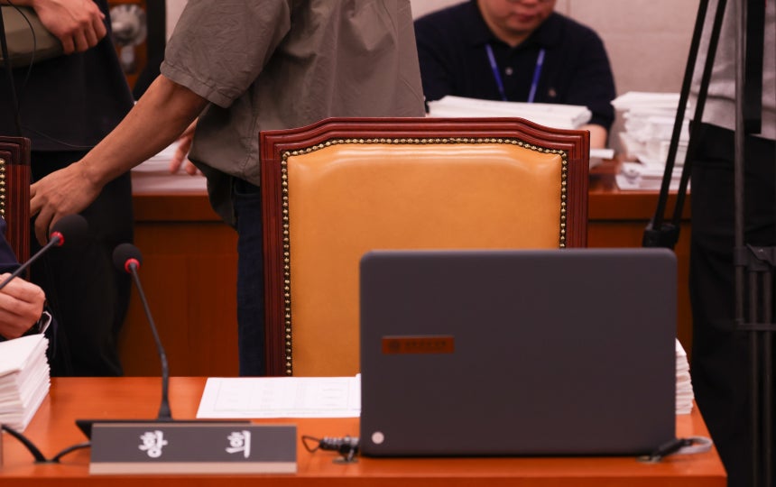 11일 오후 서울 여의도 국회에서 열린 국토교통위원회 제1차 전체회의에서 황희 국회 국토교통위원회 소속 더불어민주당 의원 자리가 비어 있다. /뉴시스
