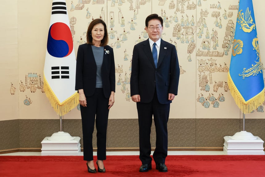 이재명 대통령이 12일 청와대에서 열린 주한 외국 대사 신임장 제정식에서 미셸 스틸 주한 미국 대사에게 신임장을 전달받은 뒤 기념촬영을 하고 있다./뉴스1