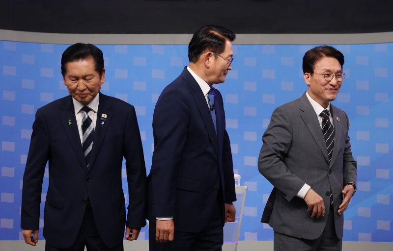 與보다 낮아진 대통령 <b>지지율</b> 놓고… 치고받은 宋·鄭·金