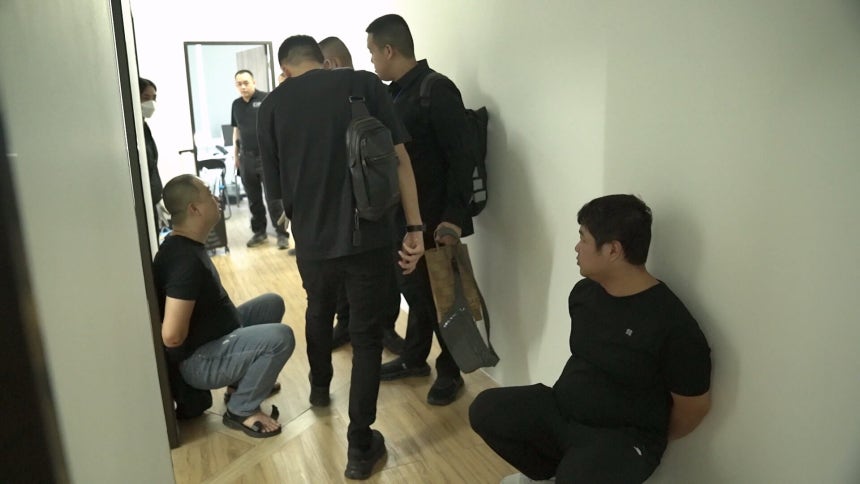 방콕 현지에서 검거돼 태국 경찰에 압송되는 조직원들./서울경찰청 광역수사단