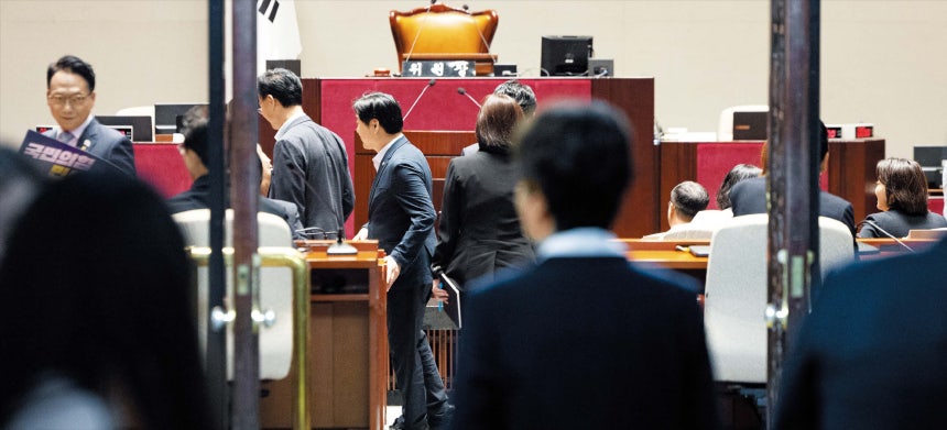 완전 비공개로 진행된 ‘與 부동산 의총’  더불어민주당 의원들이 13일 서울 여의도 국회에서 열린 비공개 의원총회에 참석하고 있다. 이날 수도권 의원들을 중심으로 정부의 부동산 세제 개편안에 대한 비판이 강하게 제기