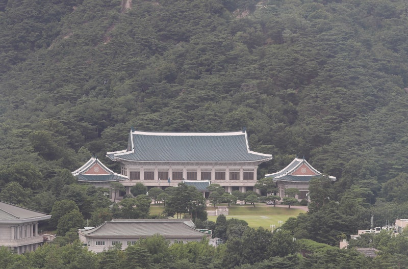 靑 “<b>4년</b> 중임 대통령제, 국민 수용성 가장 높아”