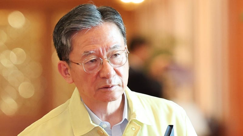 李대통령 ‘잘 버티시라’ 했지만… <b>정성호</b> 법무 장관, <b>사직서 제출</b>