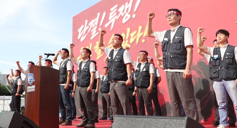 <b>현대차</b> 노조 “정년 65세 연장”… 10년 만에 <b>전면 파업</b> 돌입