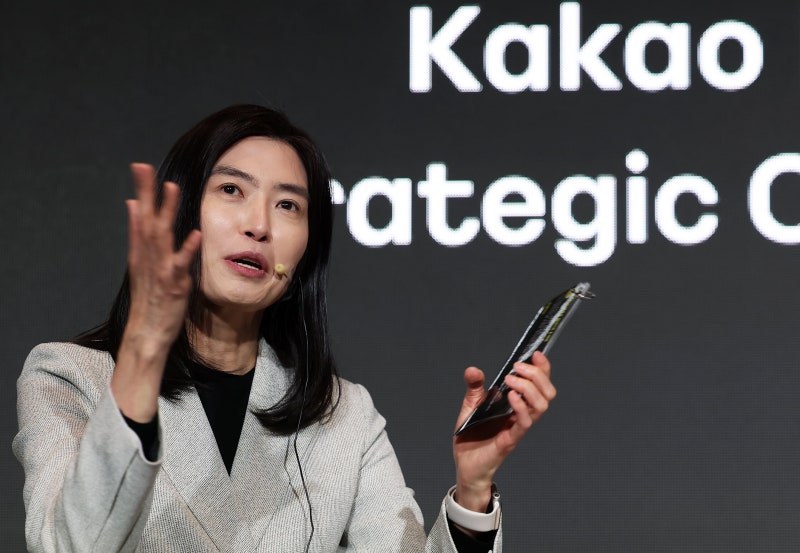 <b>카카오</b>, ‘AI’와 ‘투자’로 나눈다...<b>주가</b>는 11%↓