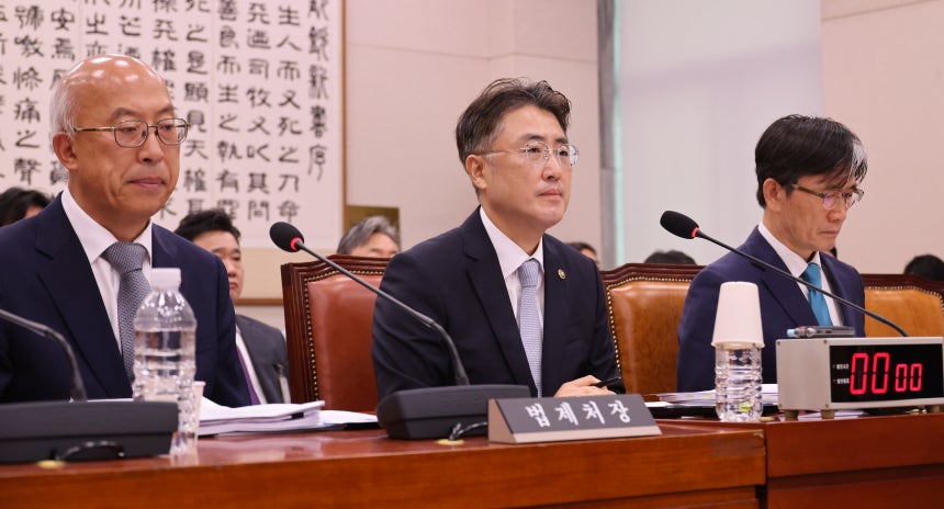 이진수(가운데) 법무부 차관이 21일 국회 법제사법위원회 전체회의에서 의원 질의에 답하고 있다. 왼쪽부터 조원철 법제처장, 이 차관, 오동운 고위공직자범죄수사처장. /뉴시스