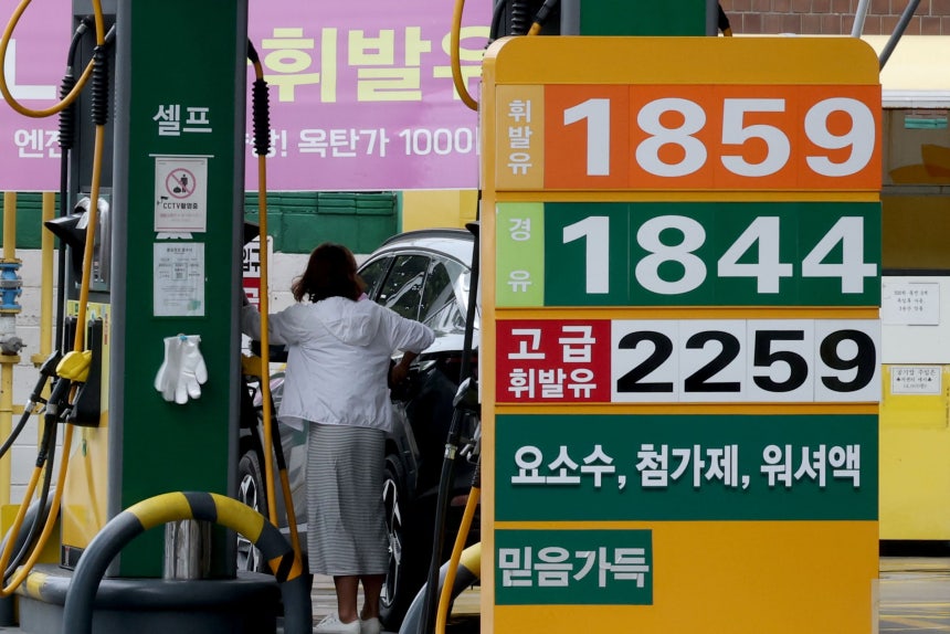 서울의 한 주유소를 찾은 시민이 자동차에 주유하고 있다. /뉴스1