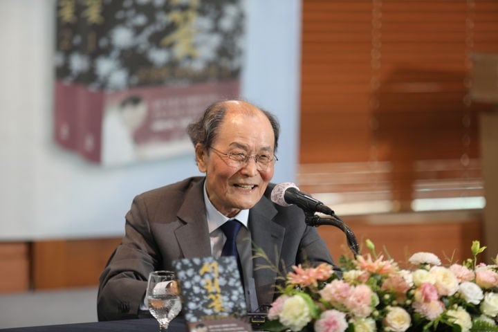 “사랑은 삶을 존속시키는 희망”… 83세 <b>조정래</b>의 마지막 장편